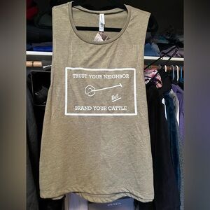 Circle S Western Market tank  “Trust your neighbor but brand your cattle” L NWT